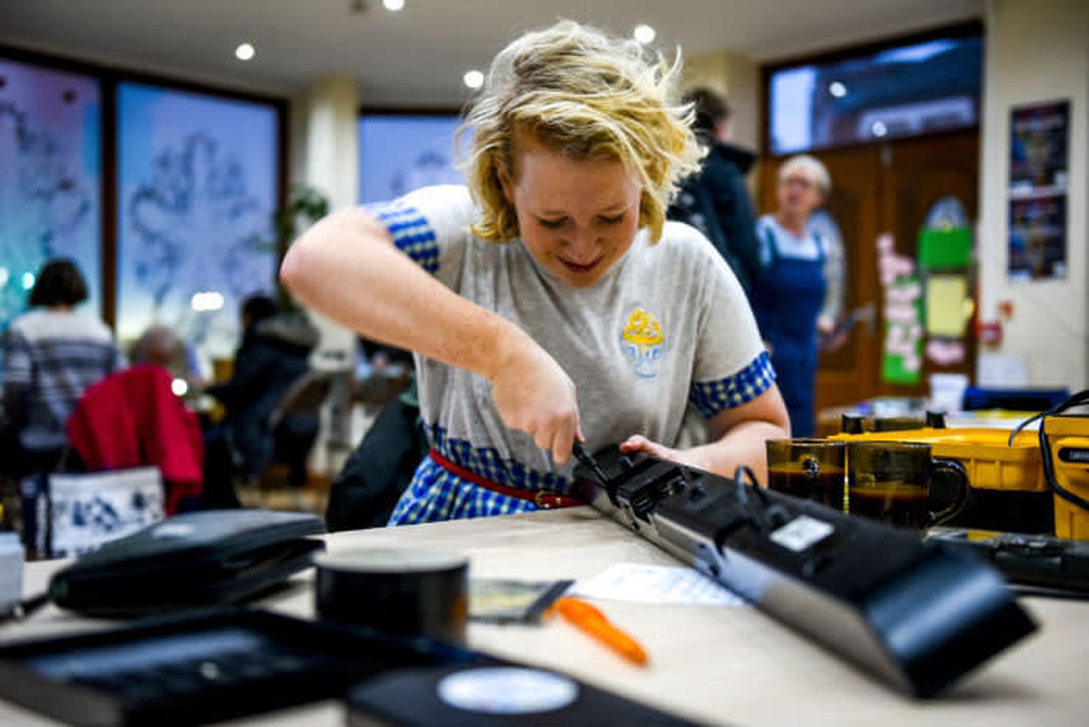 Rose Manley dismantles a soundbar at Restart in Tooting © Aleksandra Wisniewska